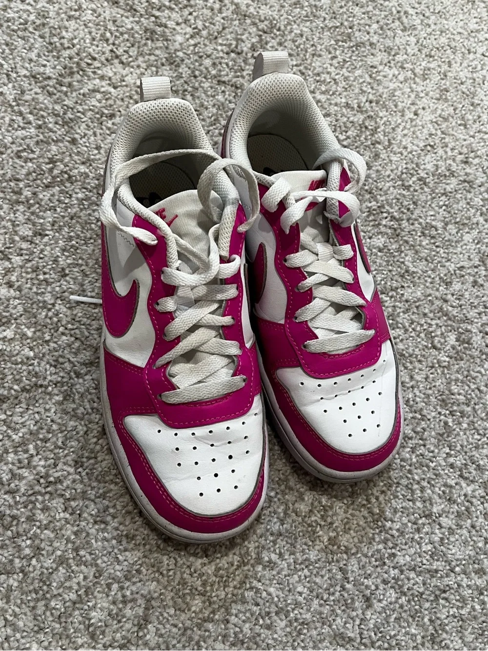 Nike Kids Low-Top Sneakers in White and Hot Pink